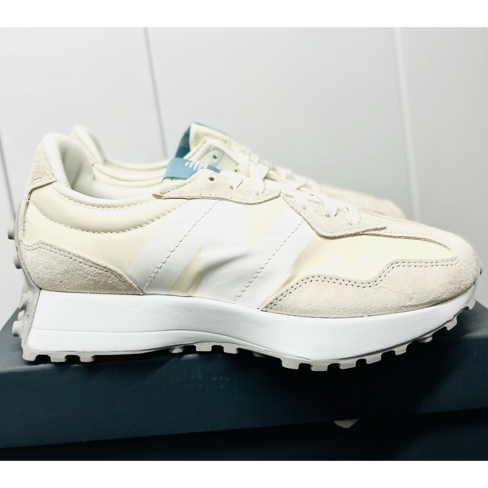 New Balance Women's Sneakers Shoes Casual Sea Salt with Ocean Haze size 10 NEW